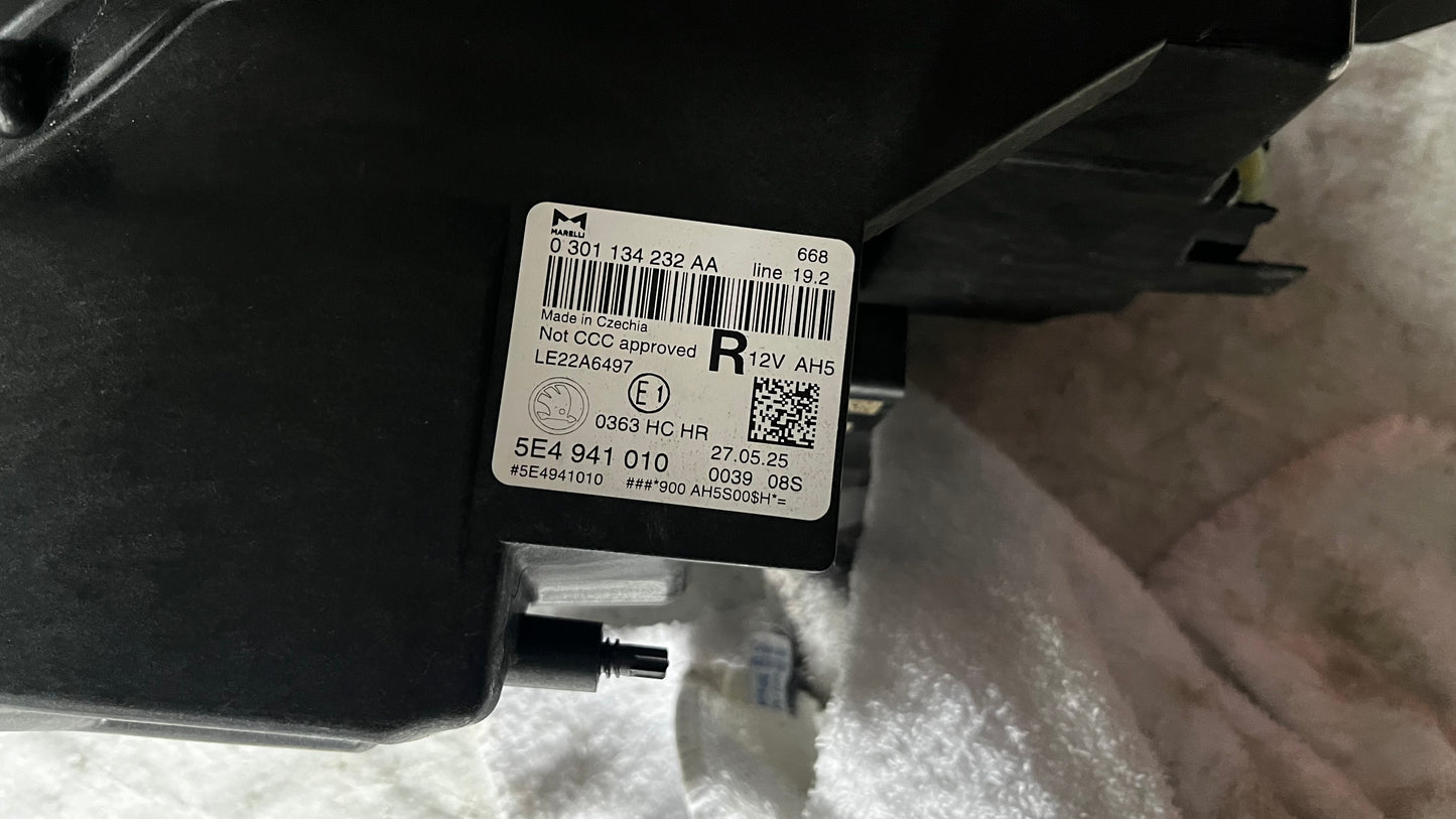 Skoda Octavia 4 десен фар