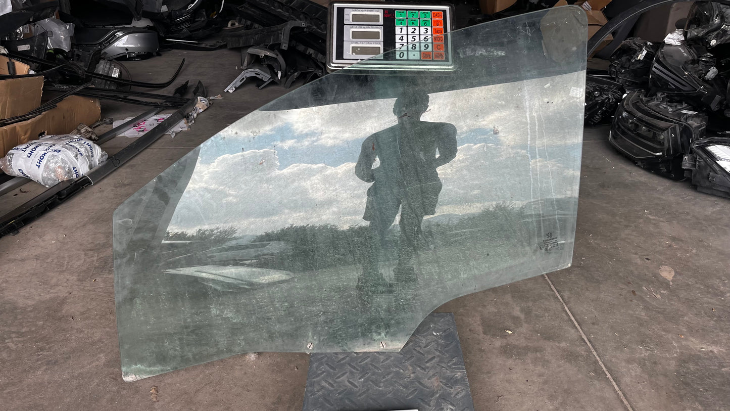Peugeot 207 стъкло предно ляво