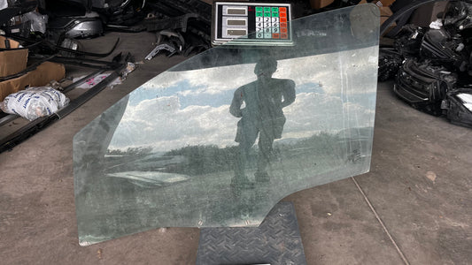 Peugeot 207 стъкло предно ляво
