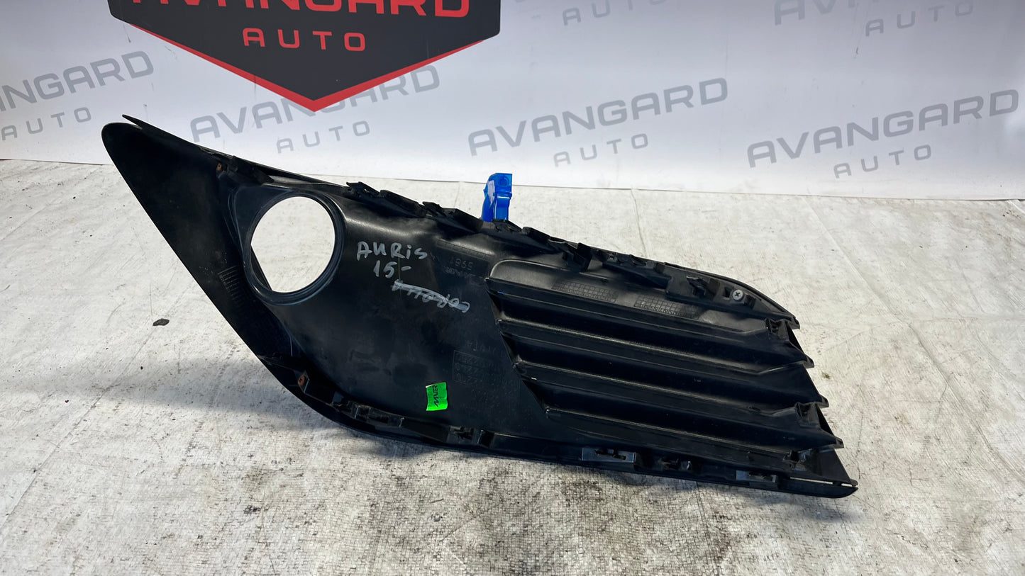 Toyota Auris 2 лява решетка за халоген