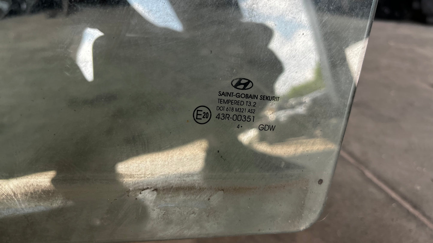 Hyundai i30 стъкло задно ляво