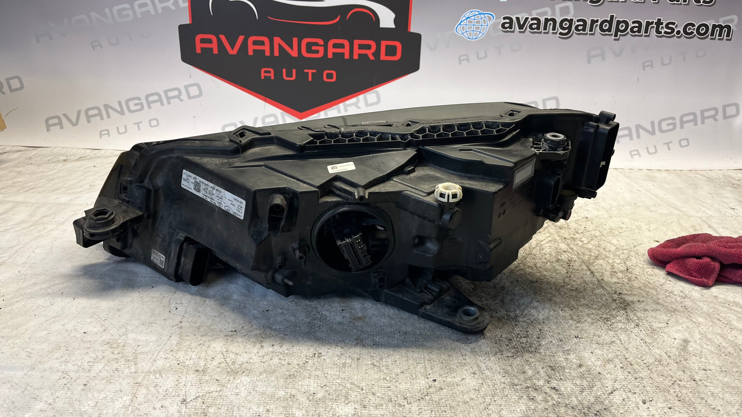 Skoda Superb 3 Lift 19- десен фар