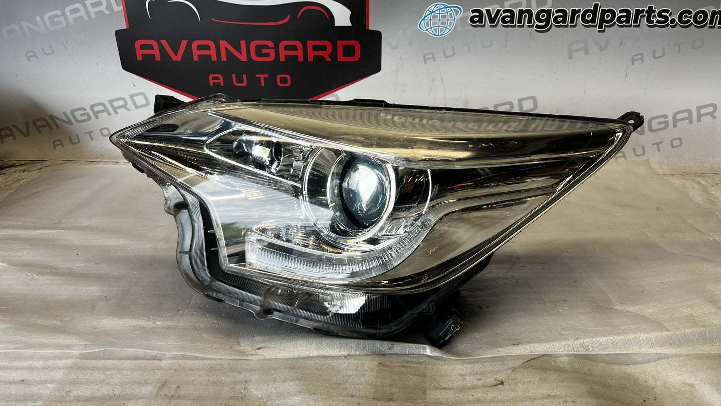 Toyota Verso S ляв фар