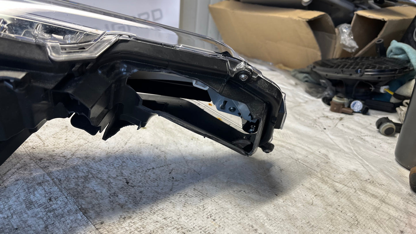 Toyota Corolla E210 ляв фар