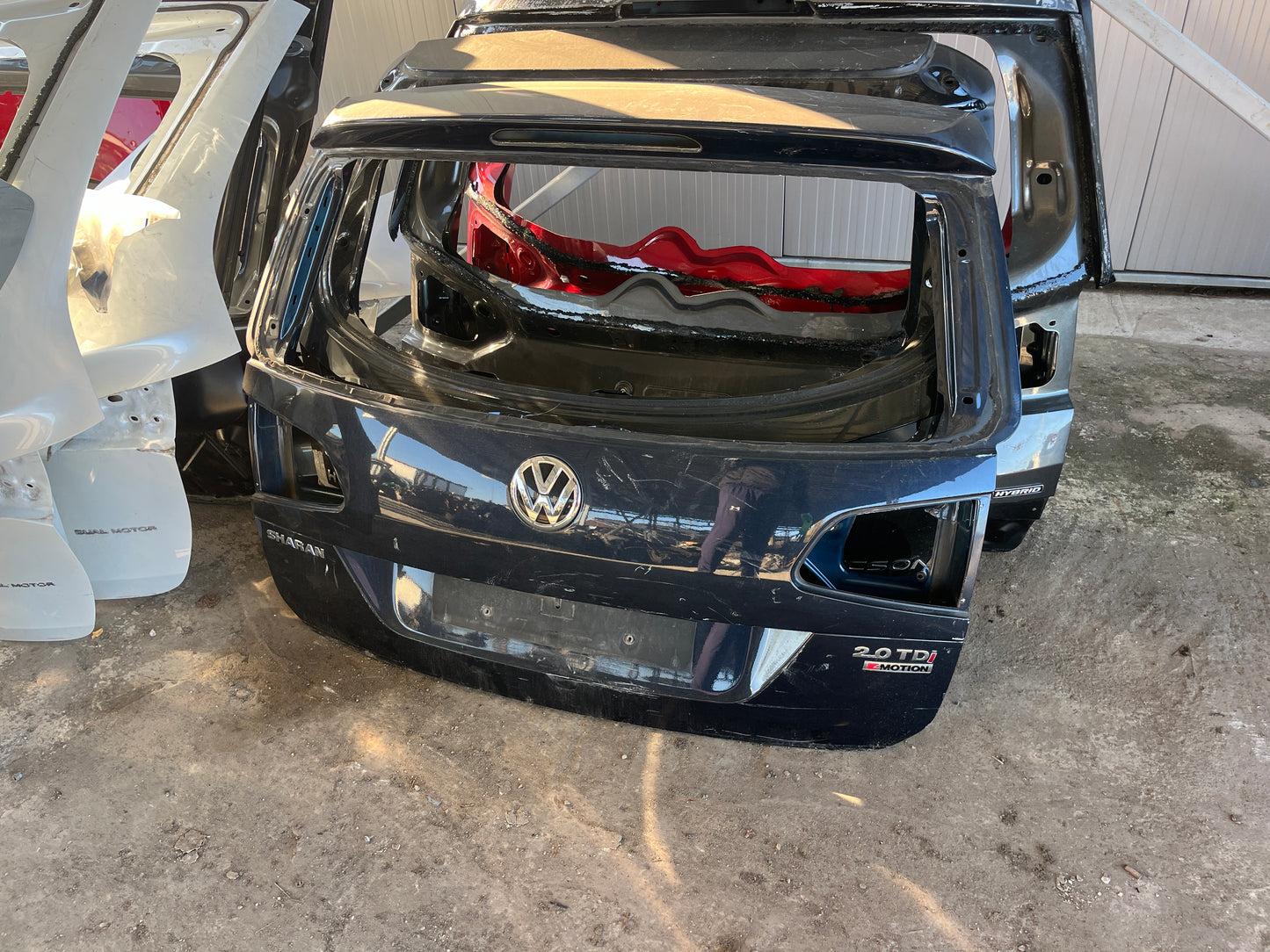Капак,багажник VW Sharan 2011- 2бр
