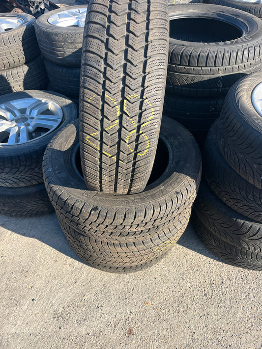 4 броя бусови гуми 215 65 16 C.Добро състояние!7 мм грайфер.2018г.
www.avangardparts.com