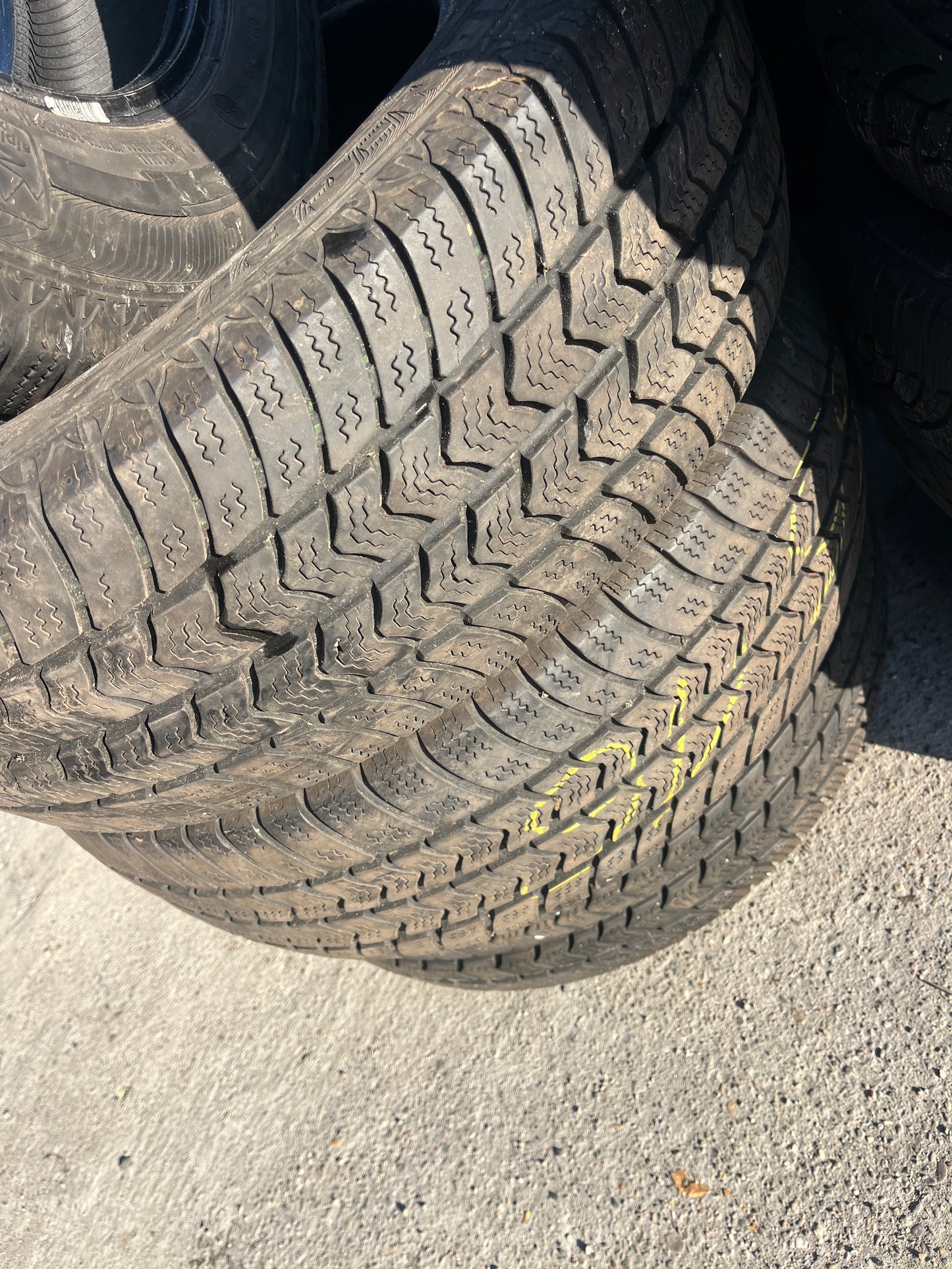 4 броя бусови гуми 215 65 16 C.Добро състояние!7 мм грайфер.2018г.
www.avangardparts.com