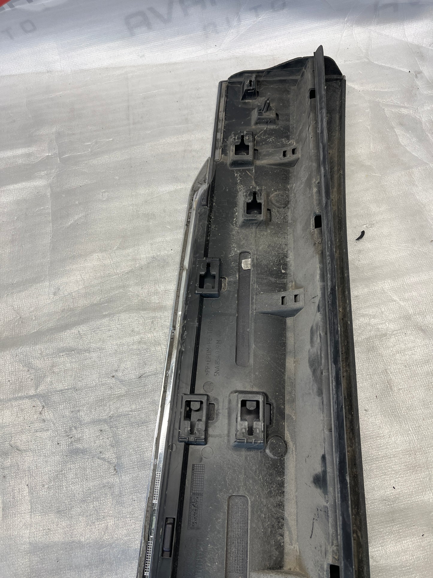 Праг на врата Volkswagen Tiguan 2
