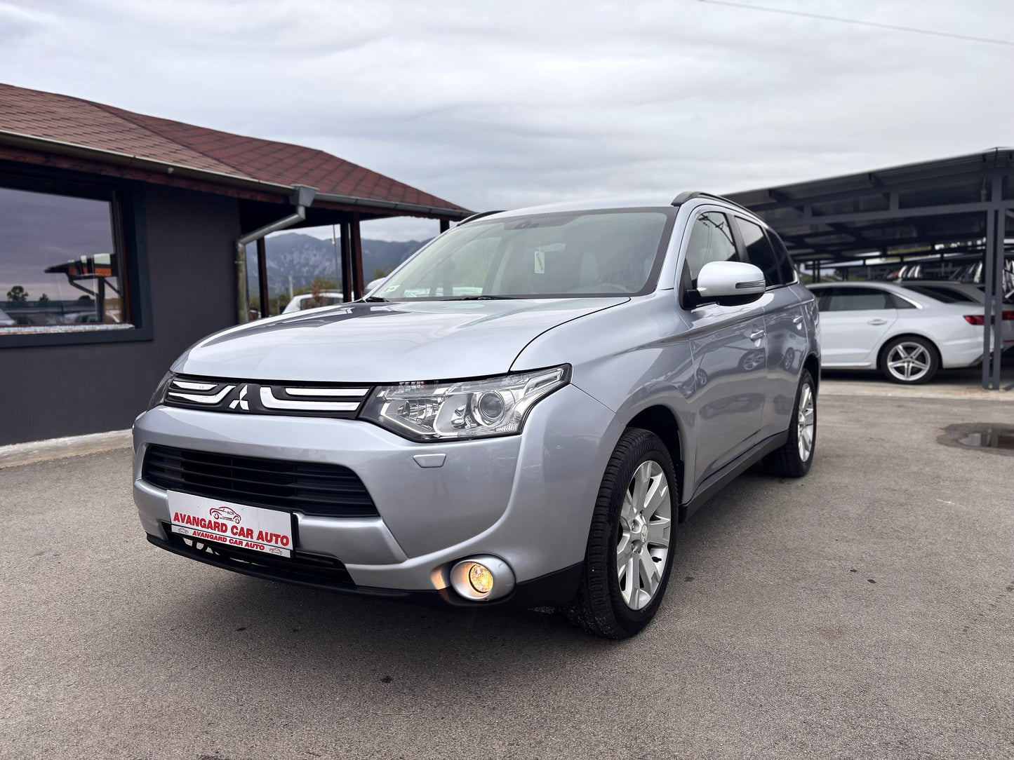 MITSUBISHI OUTLANDER