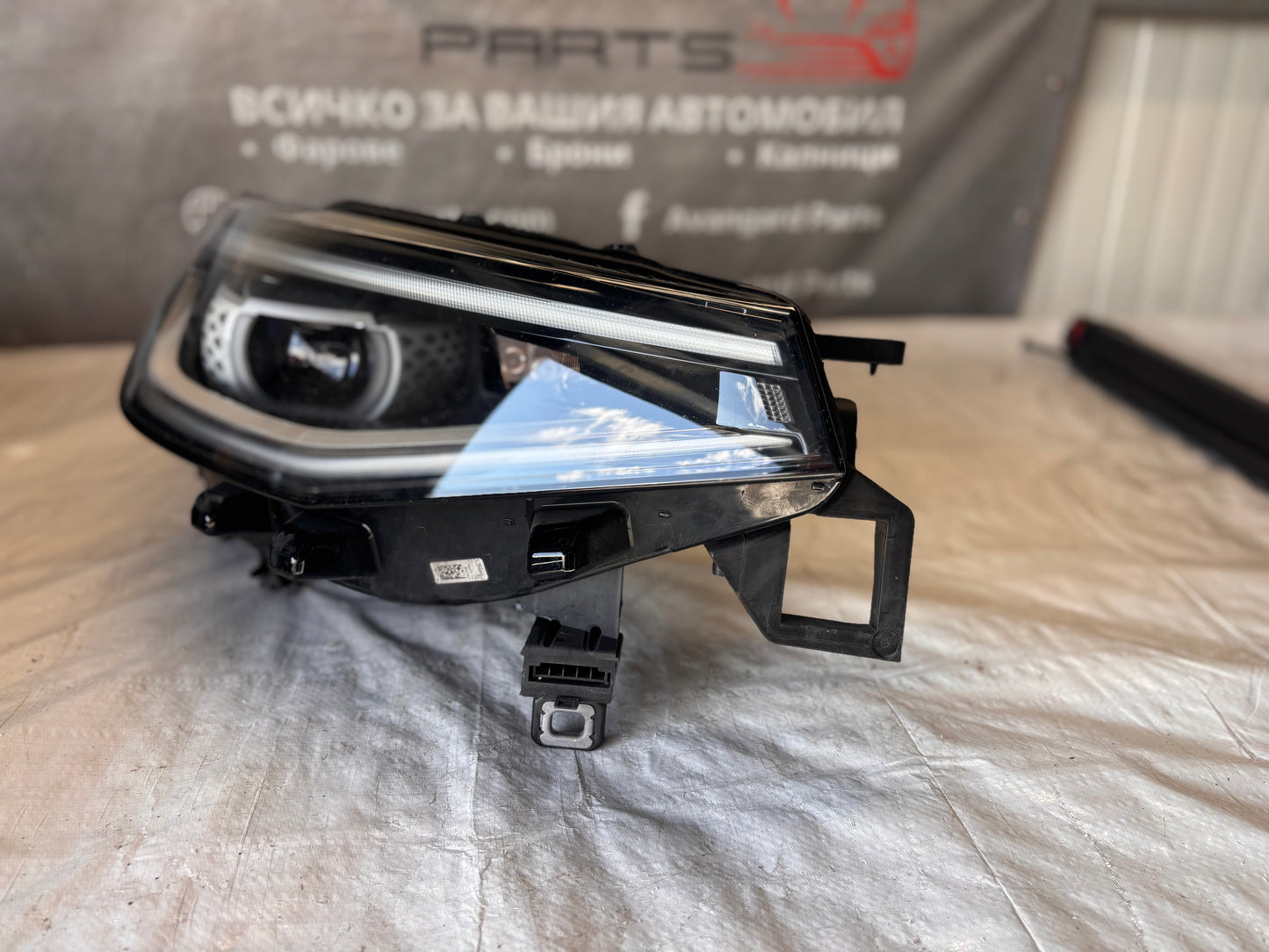 Десен LED фар Volkswagen ID4 20-