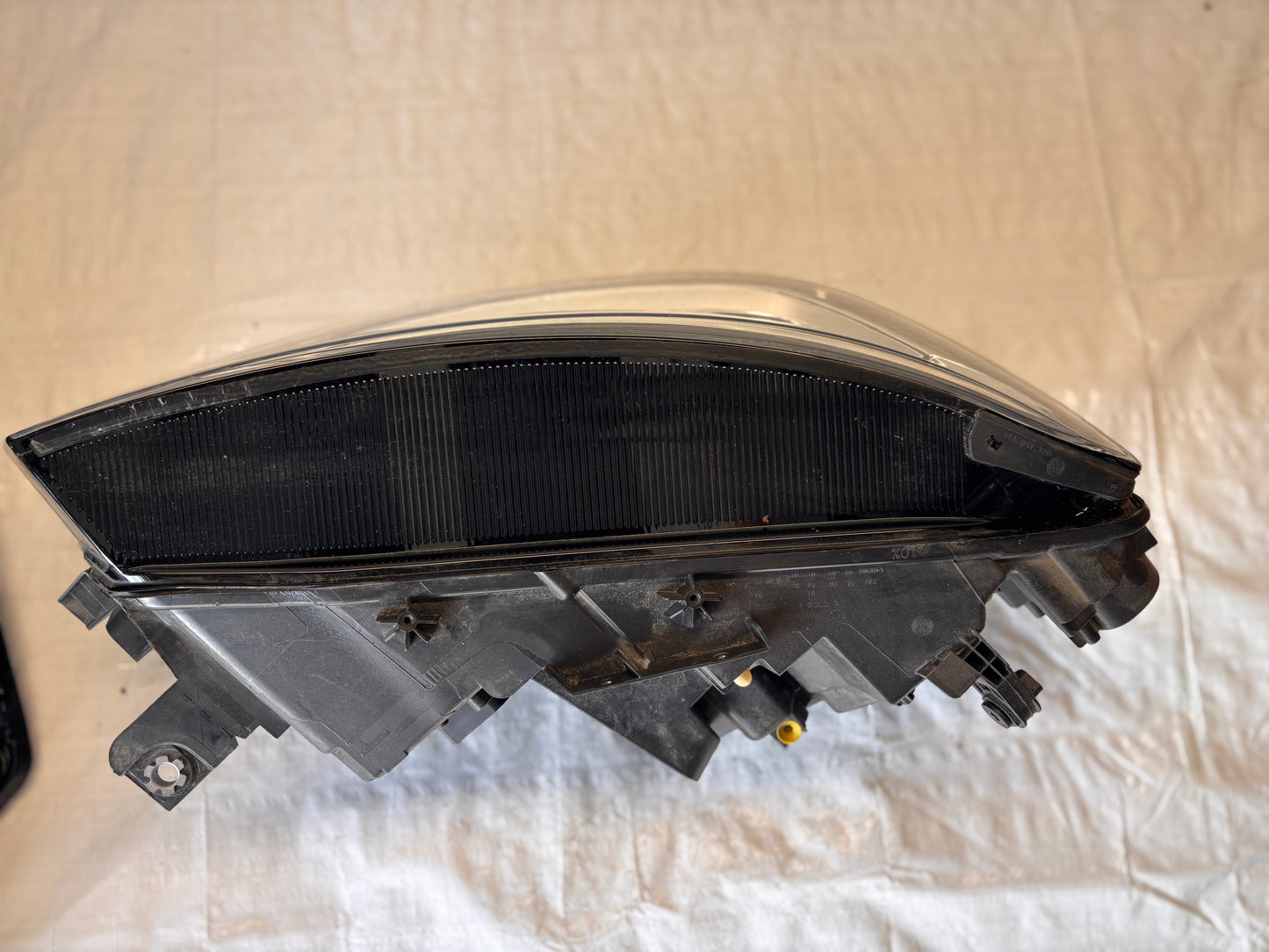 Десен LED фар Volkswagen ID4 20-