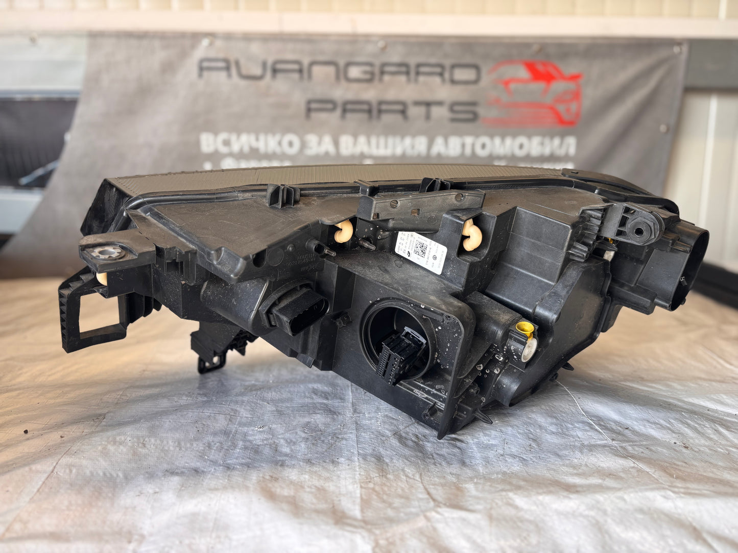 Десен LED фар Volkswagen ID4 20-