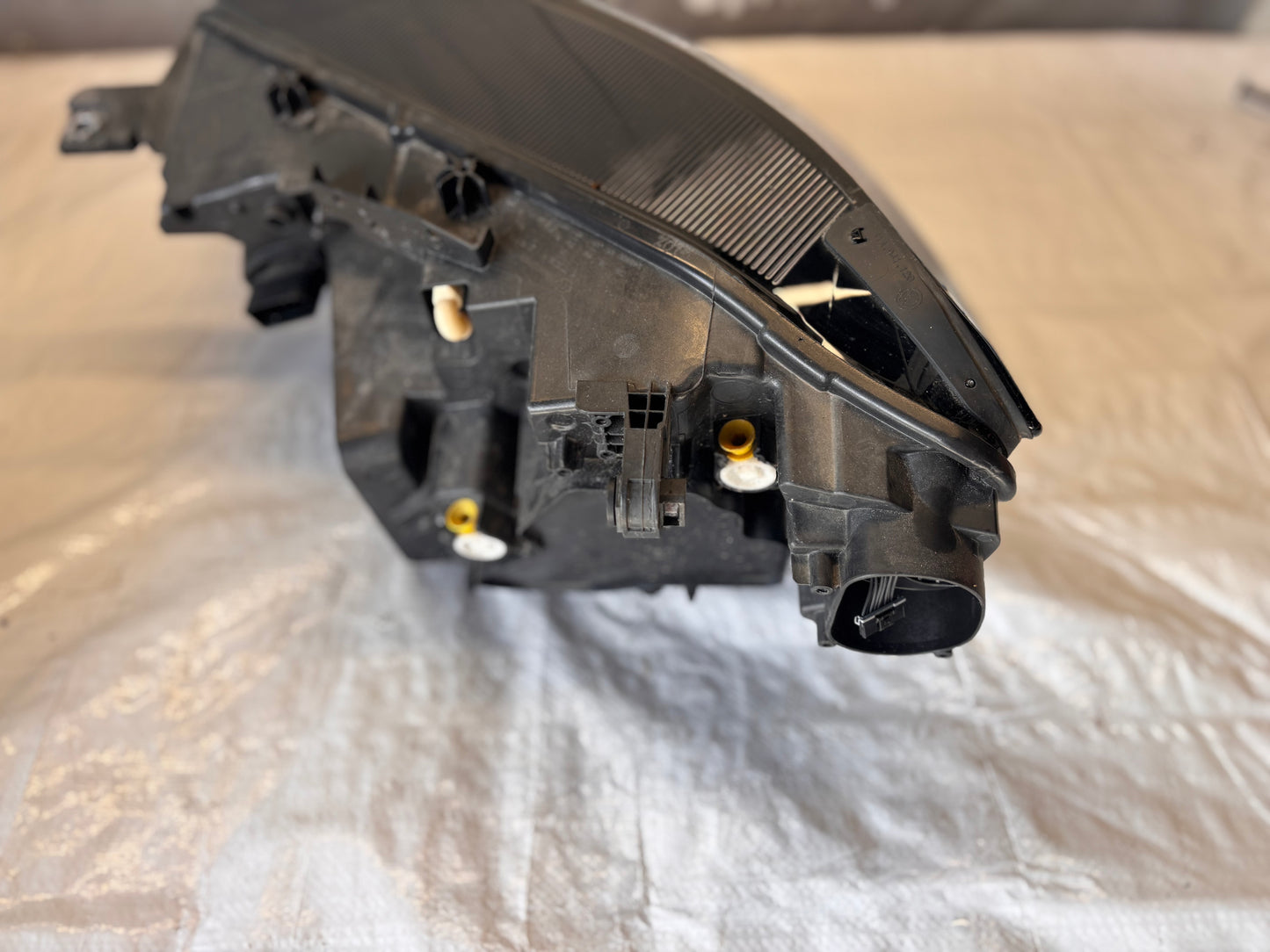 Десен LED фар Volkswagen ID4 20-