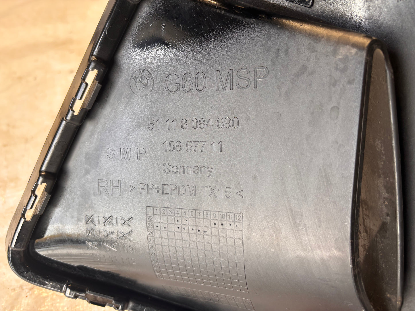 Десен въздоховод за броня BMW G60