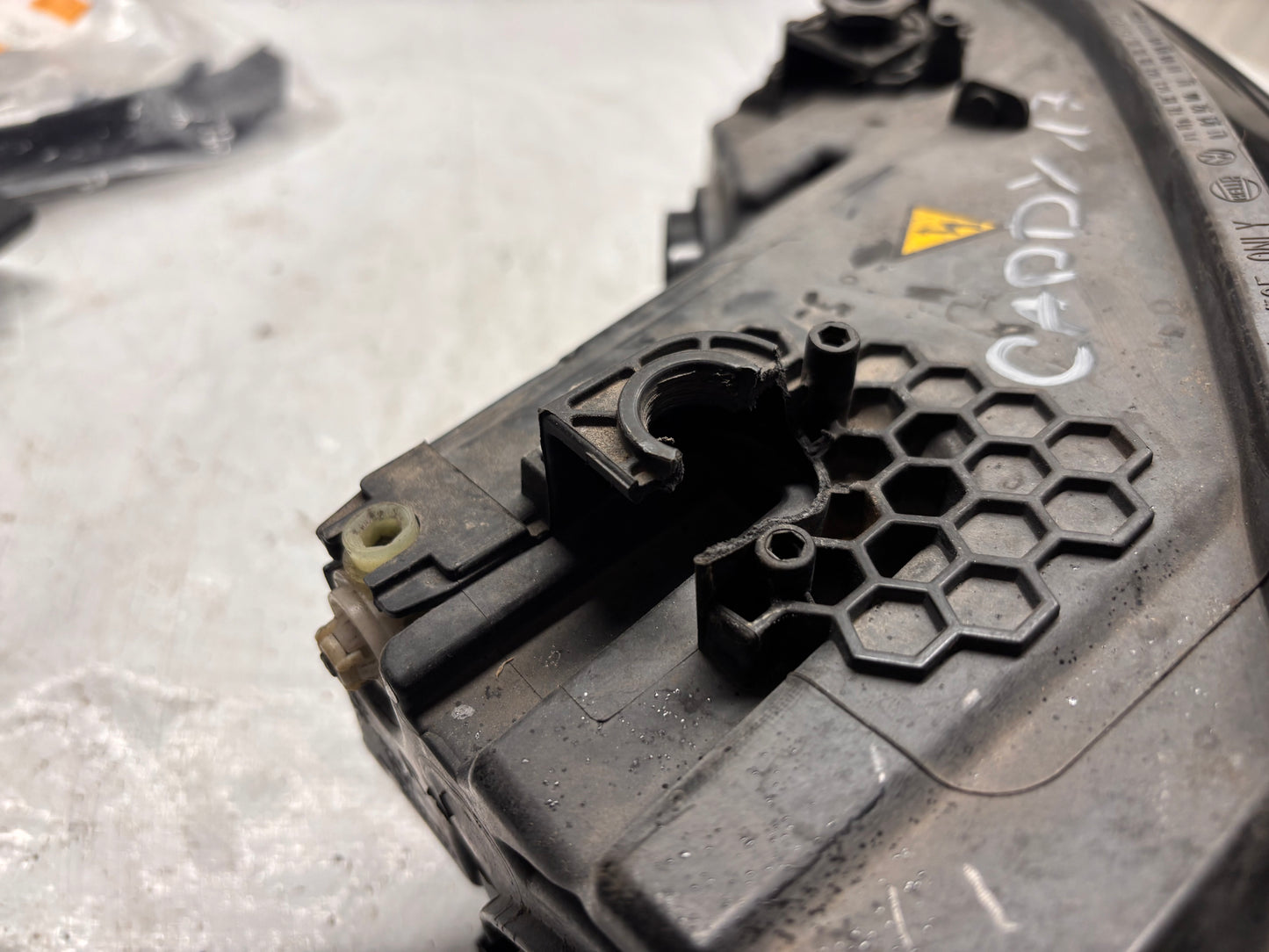 Десен фар Volkswagen Caddy 4 15-20