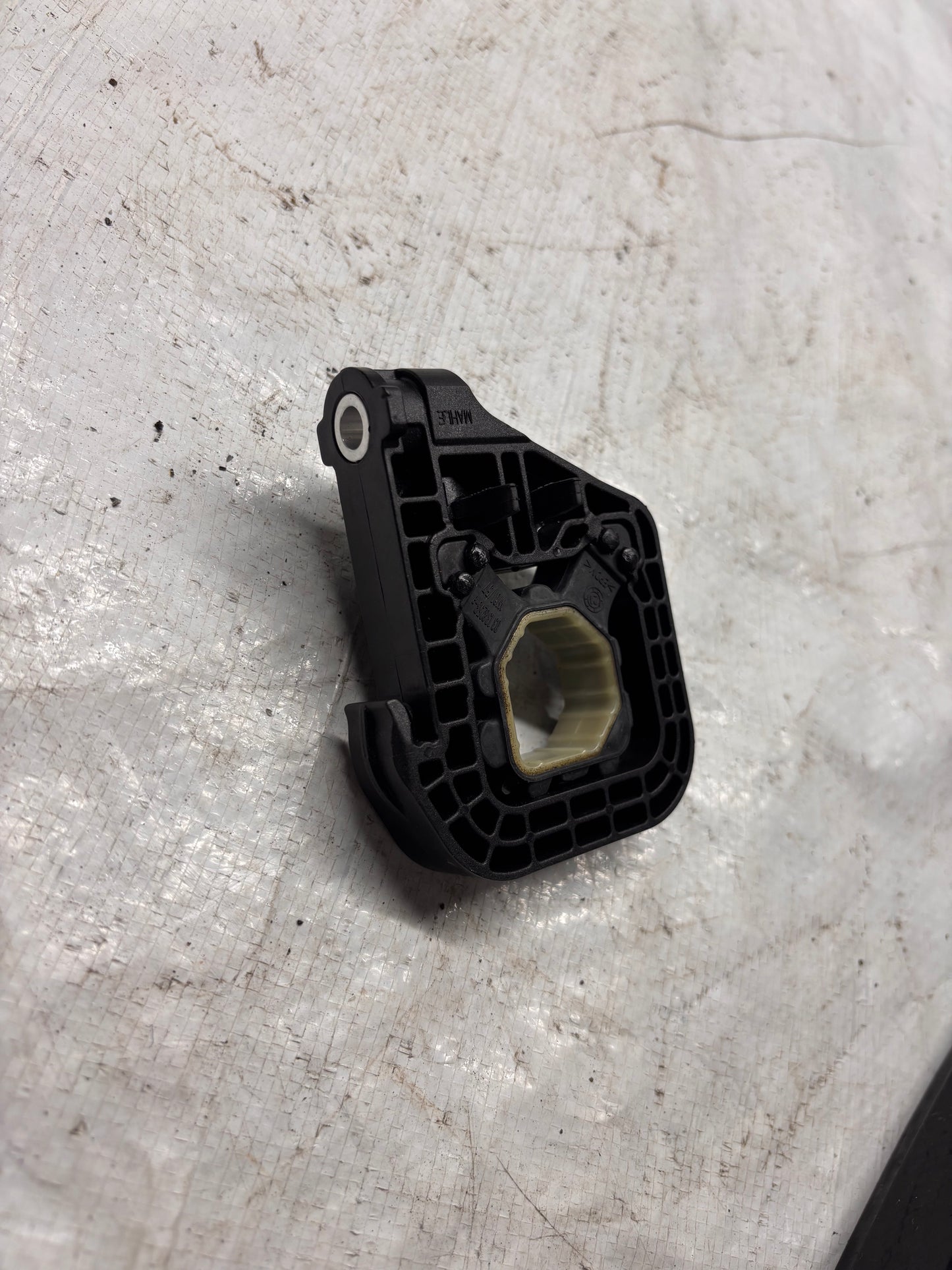 Държач за радиатор BMW G60/61/68/70