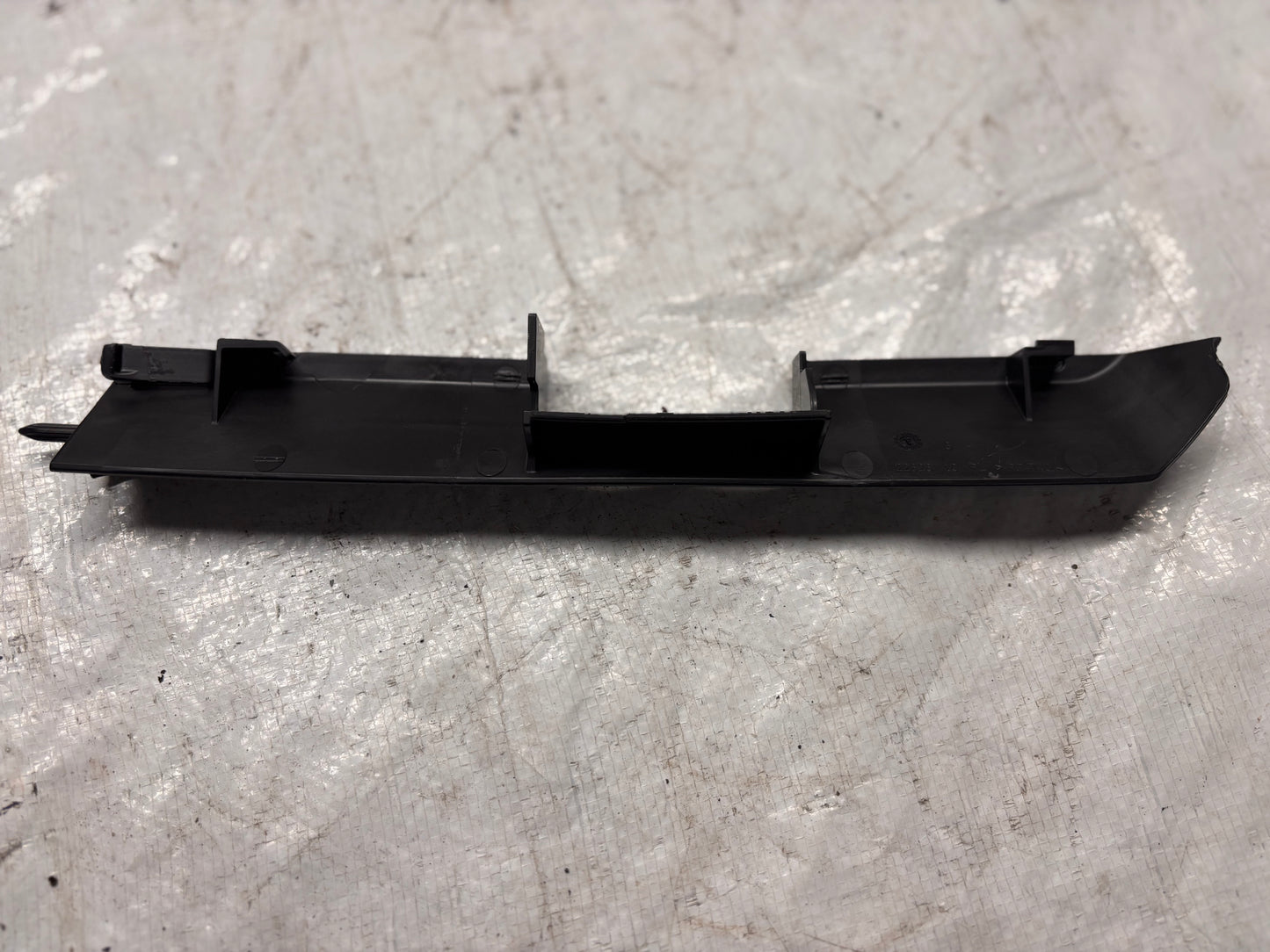 Държач на радиатора BMW G60/61/68/70