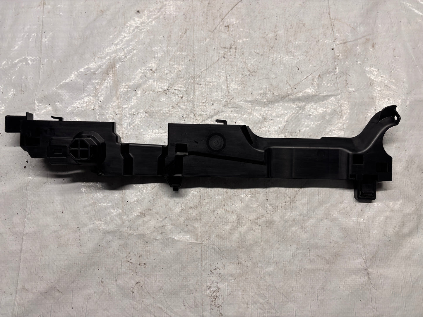 Държач за радиатора BMW G60/61/68/70