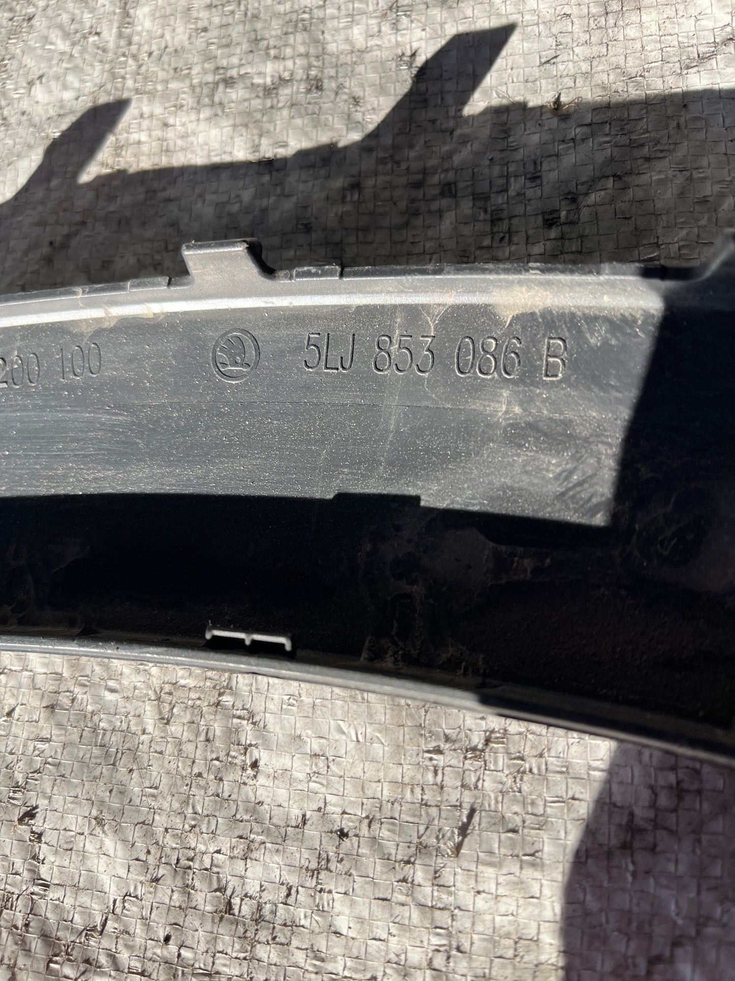 Skoda Elroq вежда предна дясна