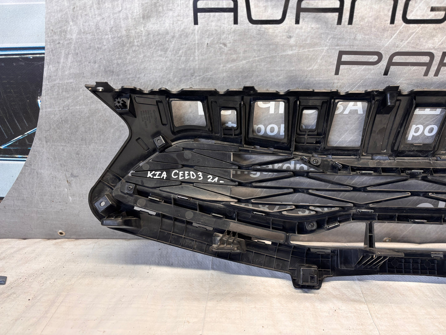 Решетка предна KIA Ceed 3 (CD) • 2018–2021