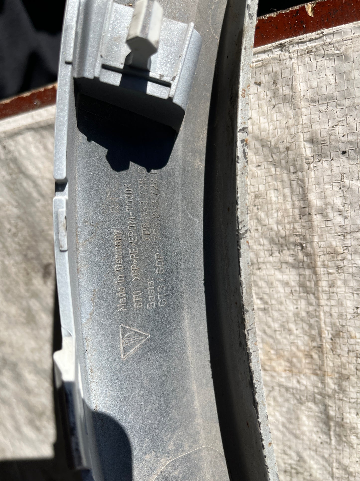 Вежда Porsche Cayenne 12-