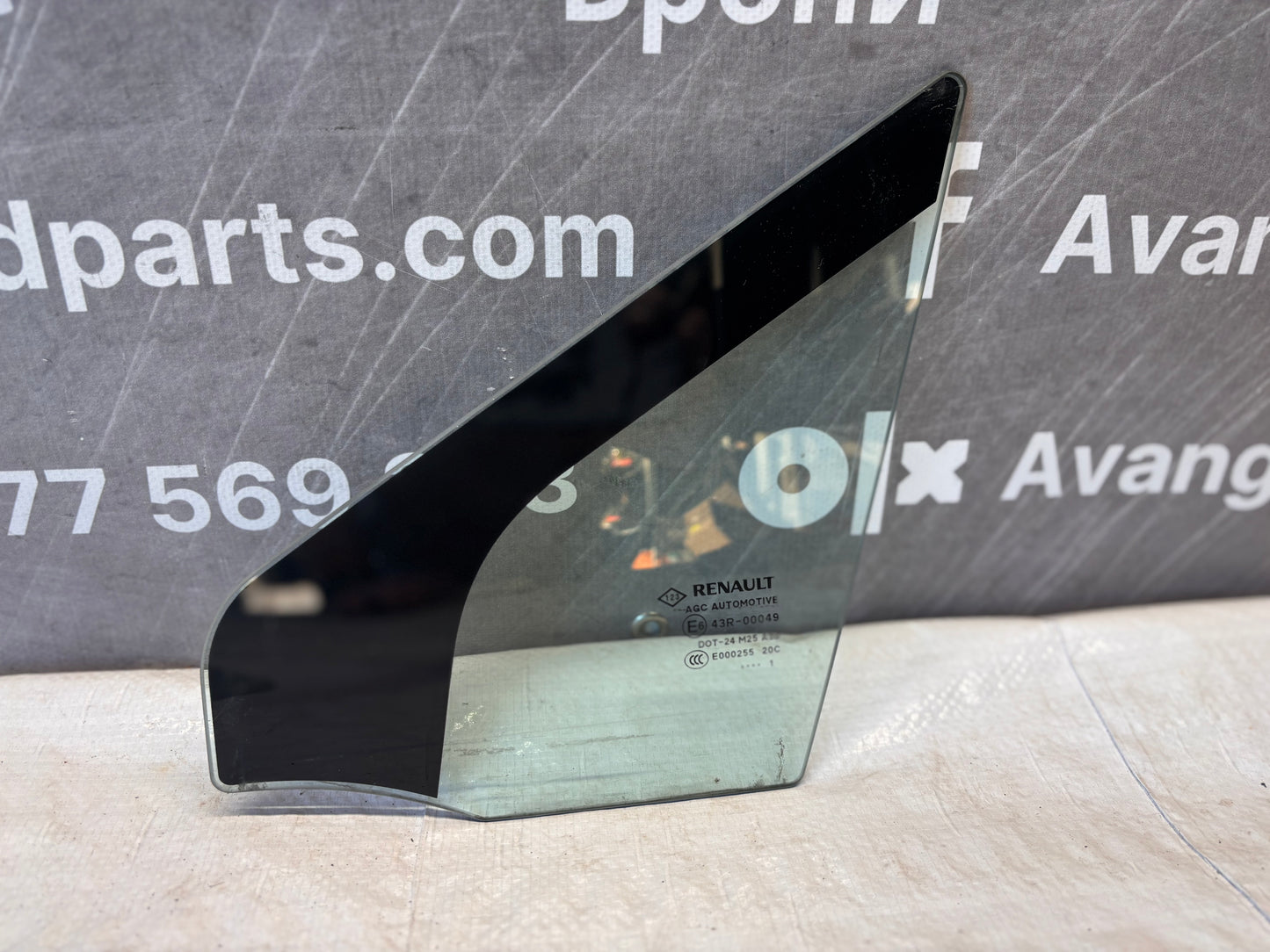 Малко стъкло за предна лява врата • Renault Scenic 2012