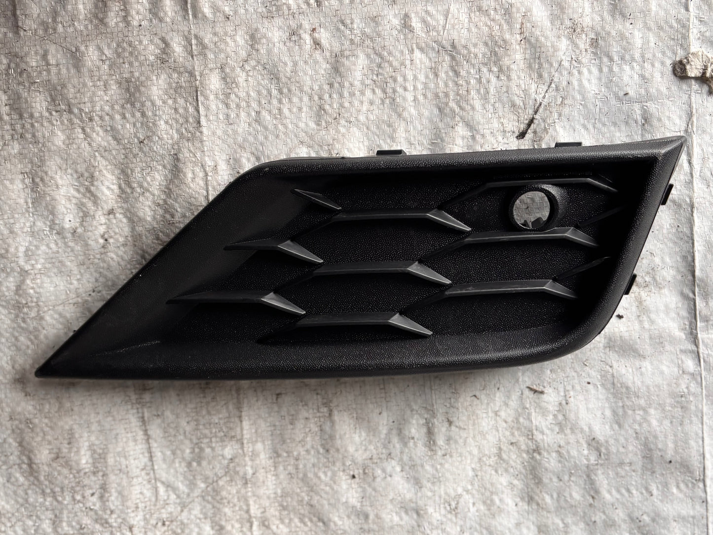 Решетка за предна броня Volkswagen Tiguan  – дясна страна.