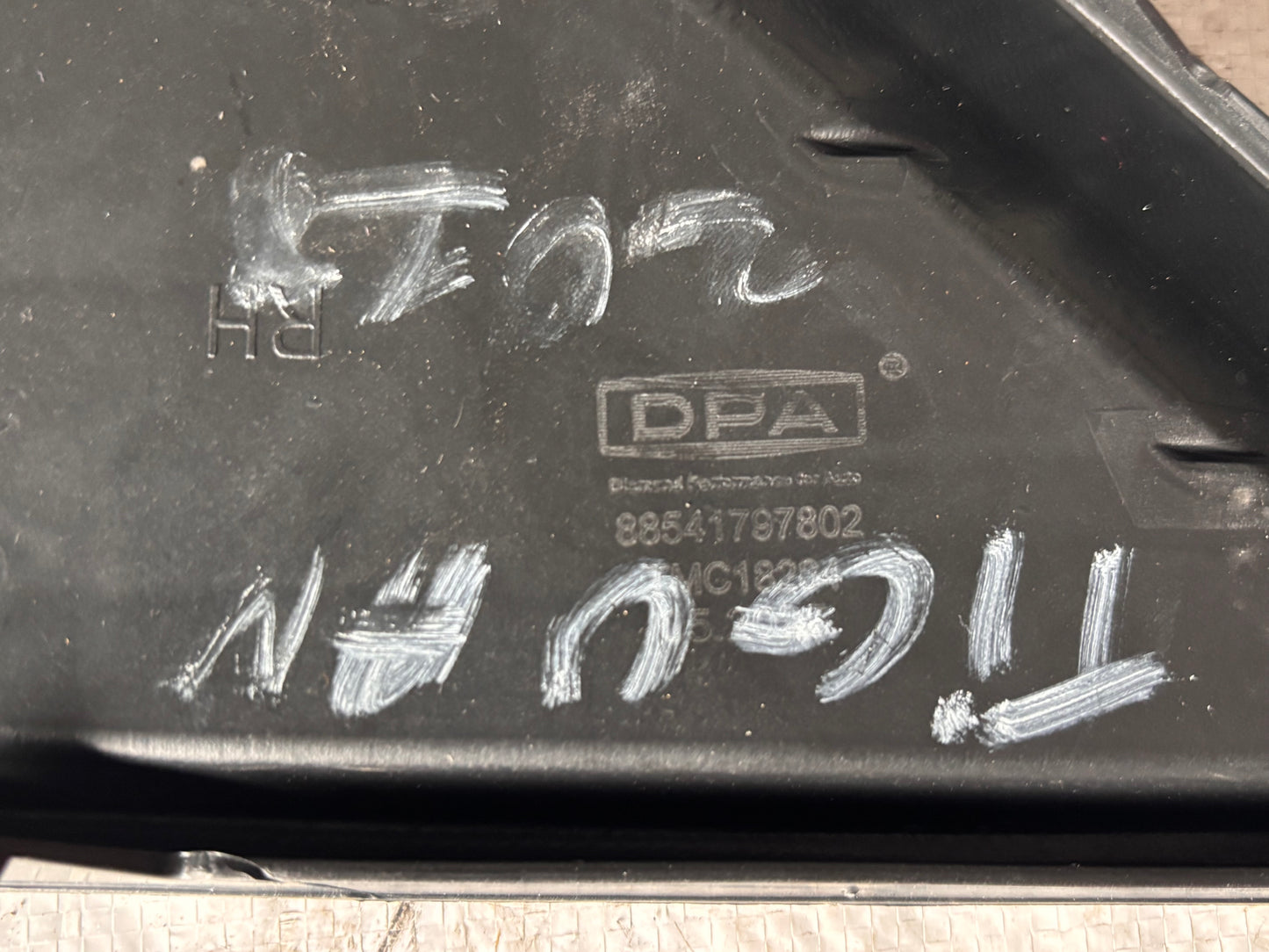 Решетка за предна броня Volkswagen Tiguan  – дясна страна.