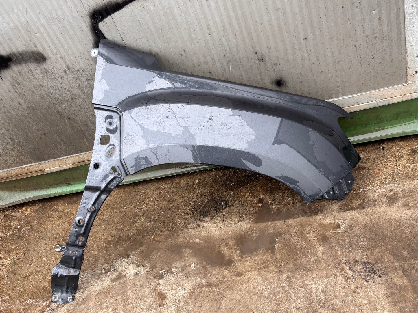 Преден десен калник • Dacia Duster