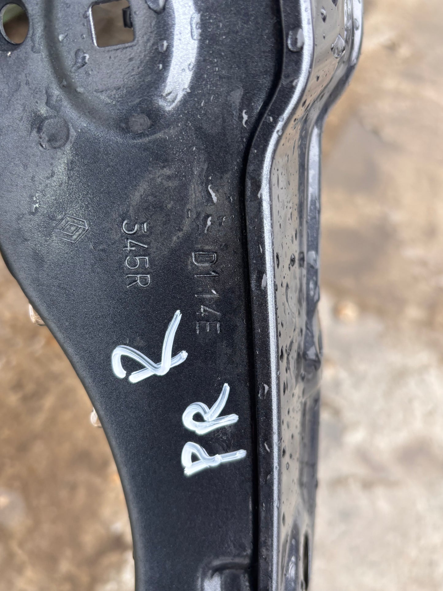 Преден десен калник • Dacia Duster