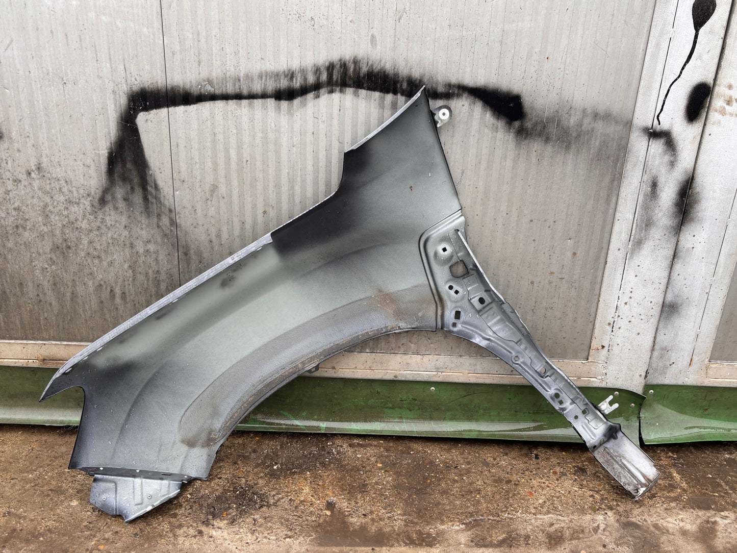 Преден десен калник • Dacia Duster