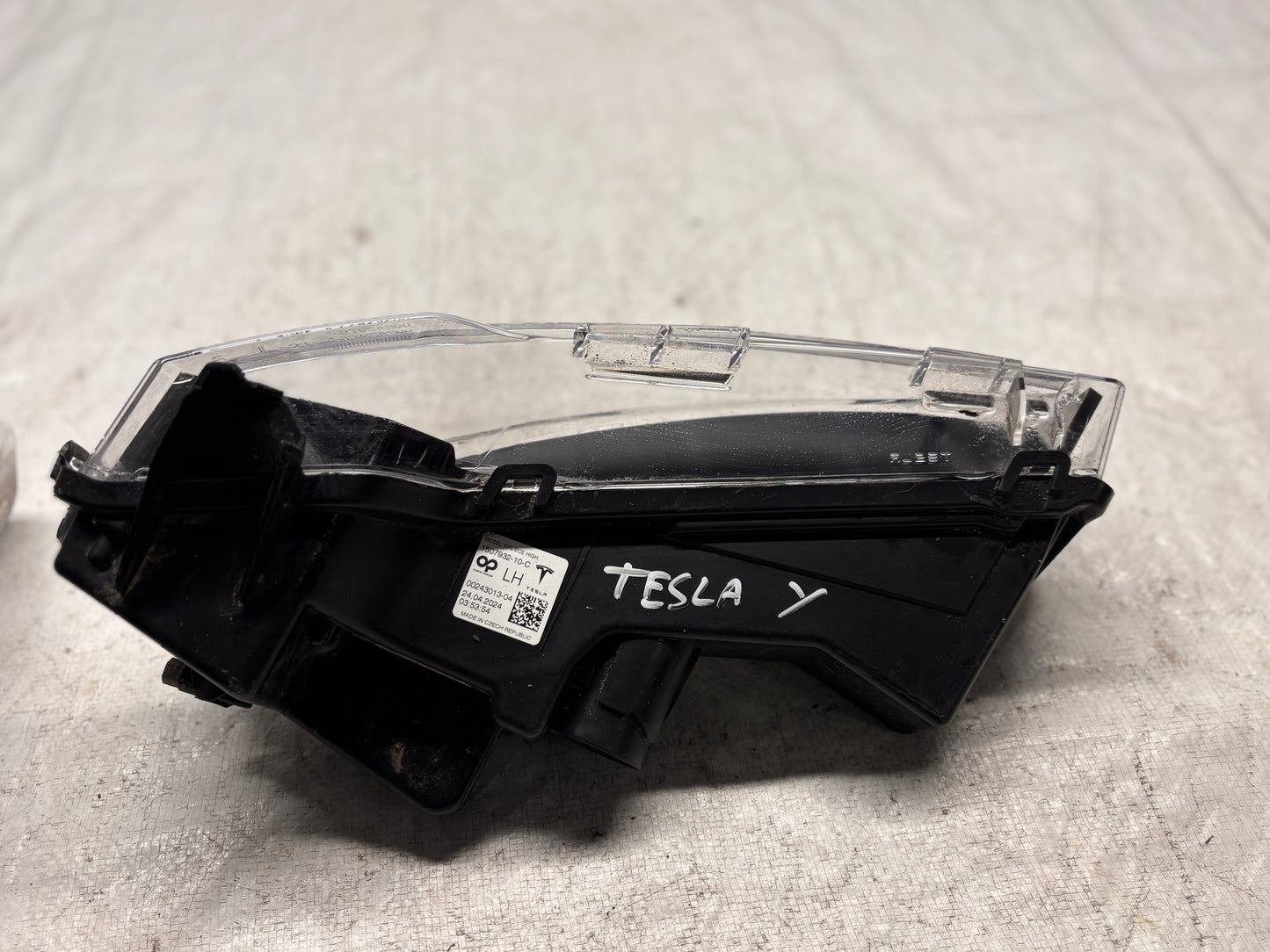 Лява дневна светлина (DRL) • Tesla Model 3 / Model Y (2020–2025)