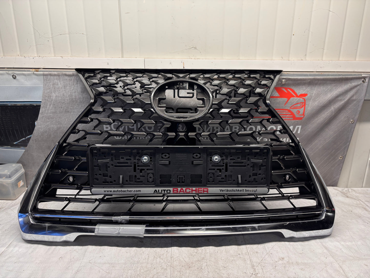 Решетка предна • Lexus UX