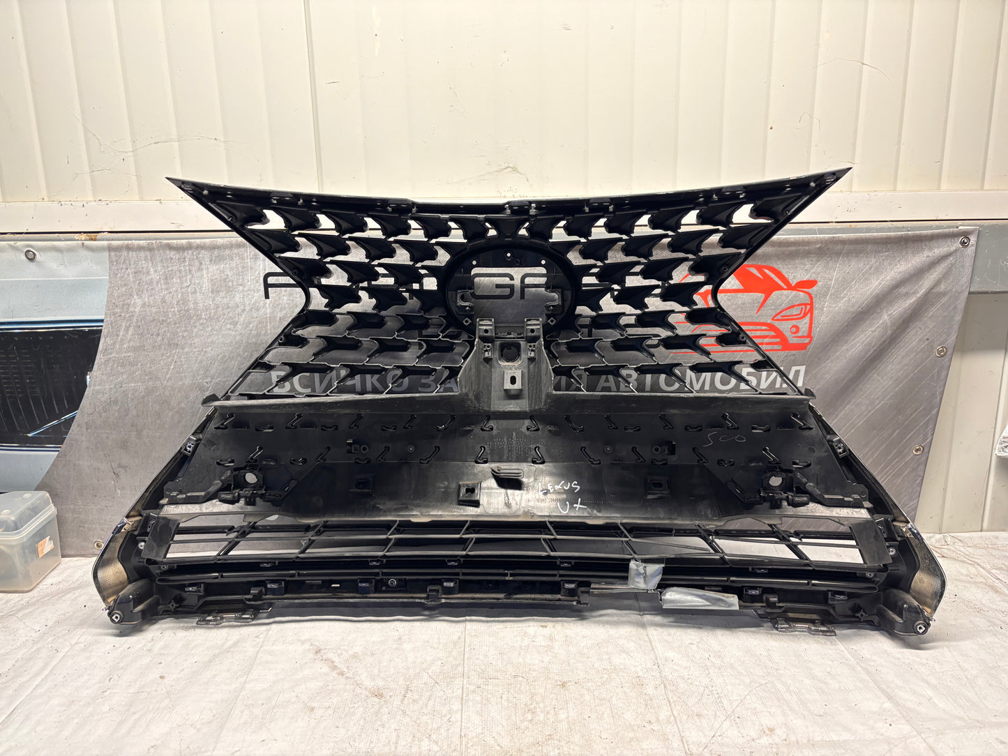 Решетка предна • Lexus UX