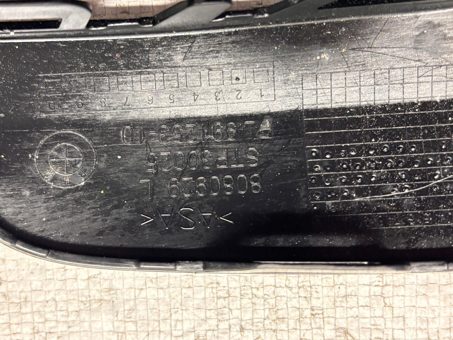 Държач на решетка предна броня ляв + десен • BMW 2 Series U06