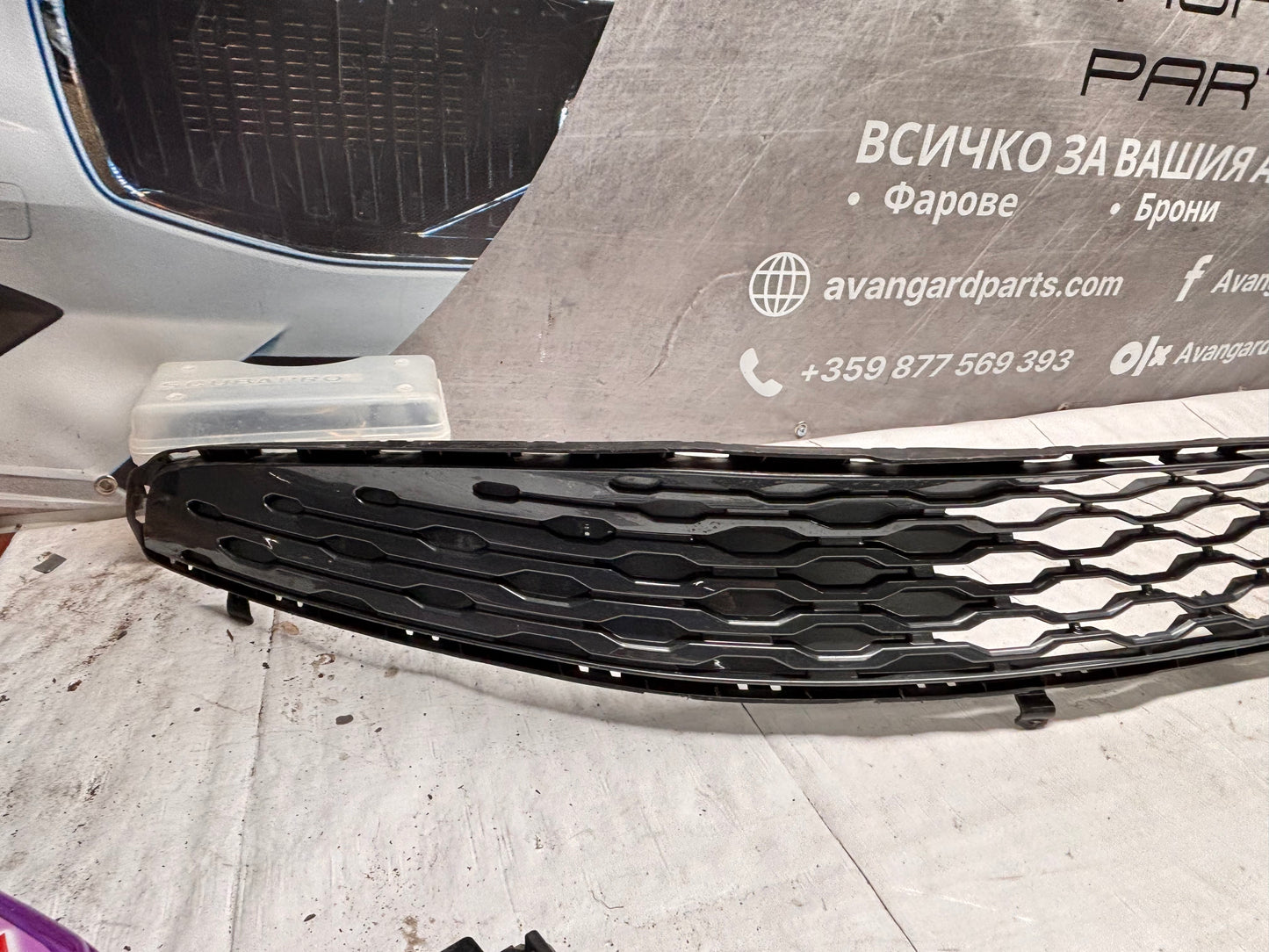 Решетка предна долна • Volkswagen Multivan T7