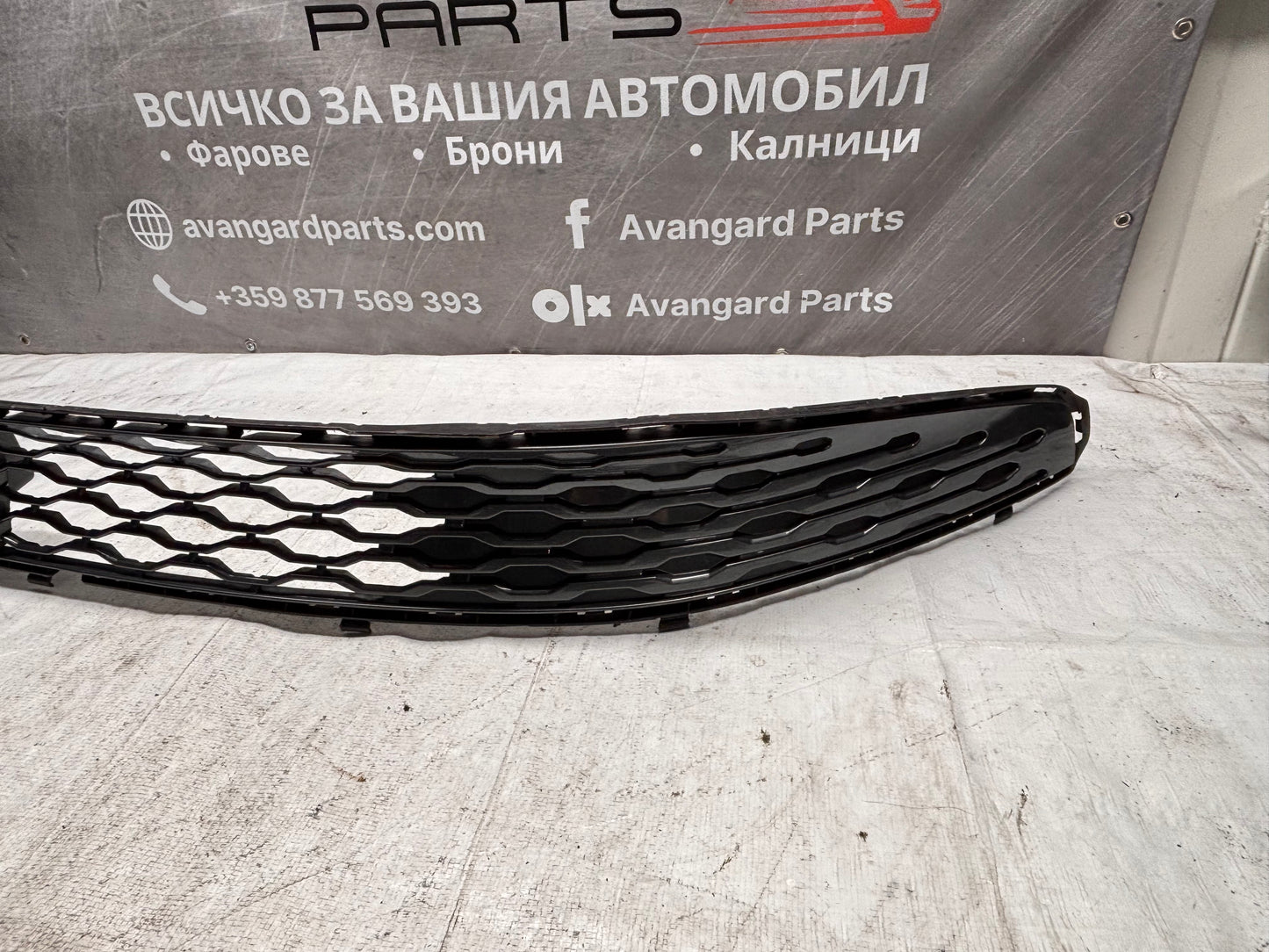 Решетка предна долна • Volkswagen Multivan T7