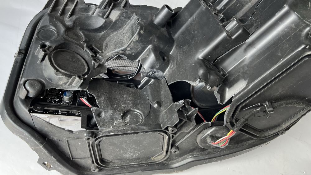 Десен фар Toyota Auris 2 (2013-2019)