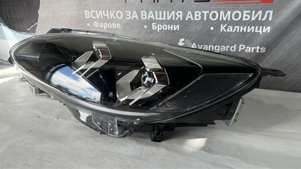 2 броя ляв и 1 брой десен фар Ford Kuga 2021-