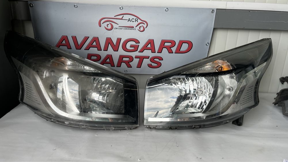 2 броя десен и 1 брой ляв фар Renault Trafic,Opel Movano 14-