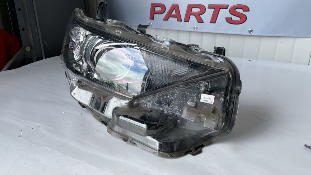 Десен фар Toyota Auris 2 (2013-2019)