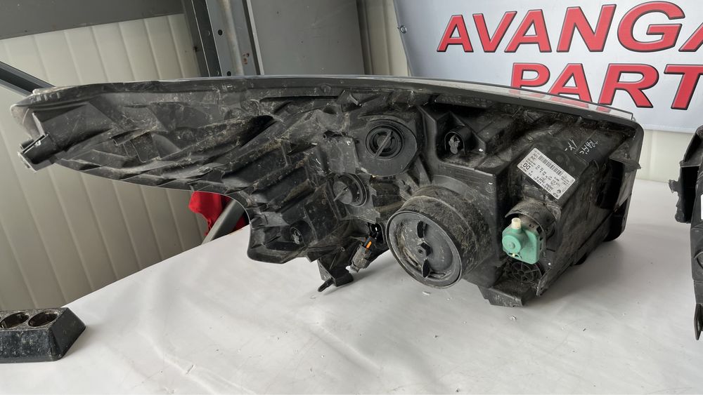 2 броя десен и 1 брой ляв фар Renault Trafic,Opel Movano 14-