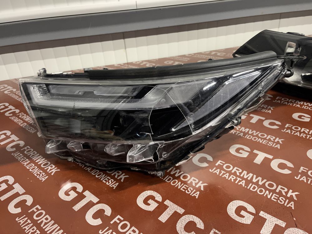 Ляв и десен фар Toyota Rav 5 2022-
