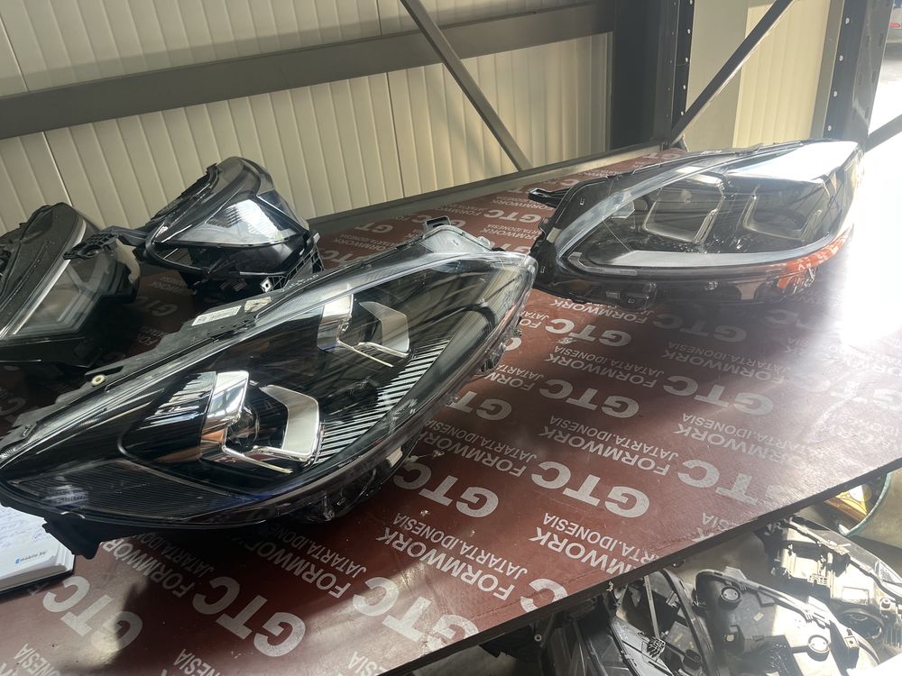 2 броя ляв и 1 брой десен фар Ford Kuga 2021-