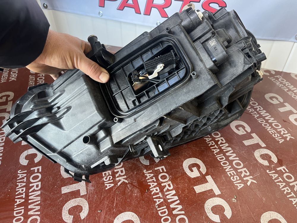 2 броя десен и 1 брой ляв фар CLA C188/X118 (2019-2023)