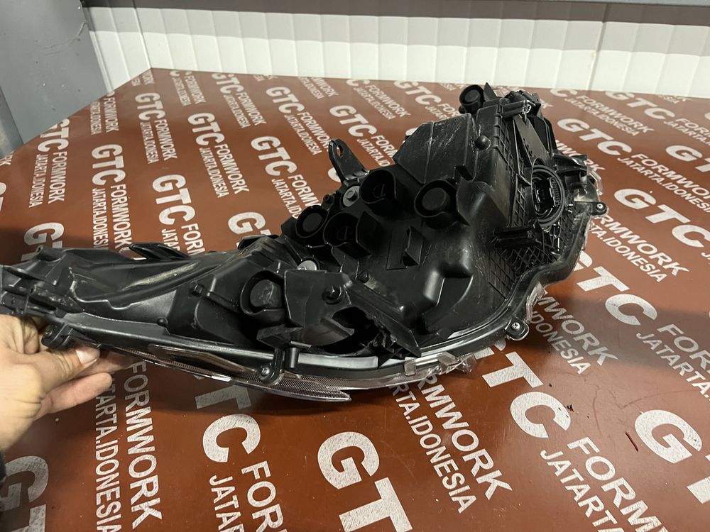 Ляв и десен фар Toyota Rav 5 2022-