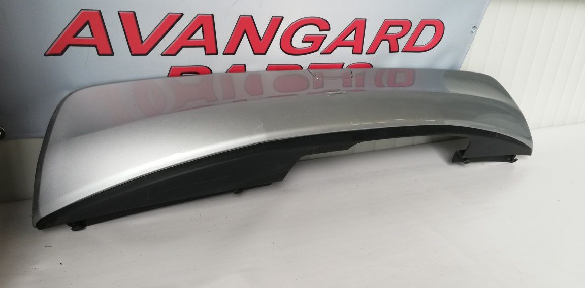 Част от задна броня Land Rover Discovery 5