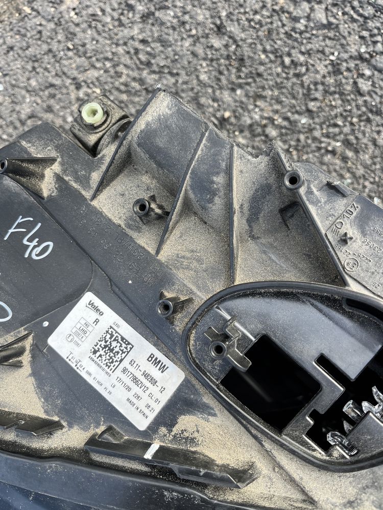 2 броя десен и 1 брой ляв фар BMW 1 F40 2020-