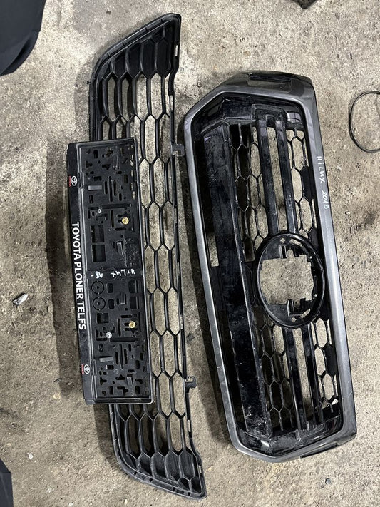Централна решетка Toyota Hilux 18-