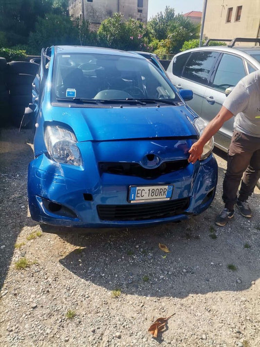 Toyota Yaris 1.0VVTI 2012 г бензин